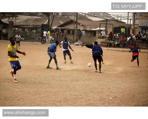 街头足球挑战赛：足球球星街头竞技演绎无限创意与技巧之战