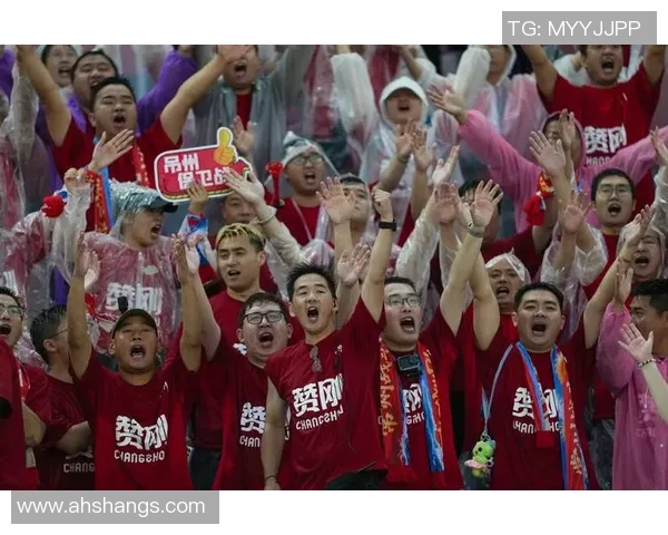 足球明星与球迷互动瞬间：那些让人难忘的名字与故事